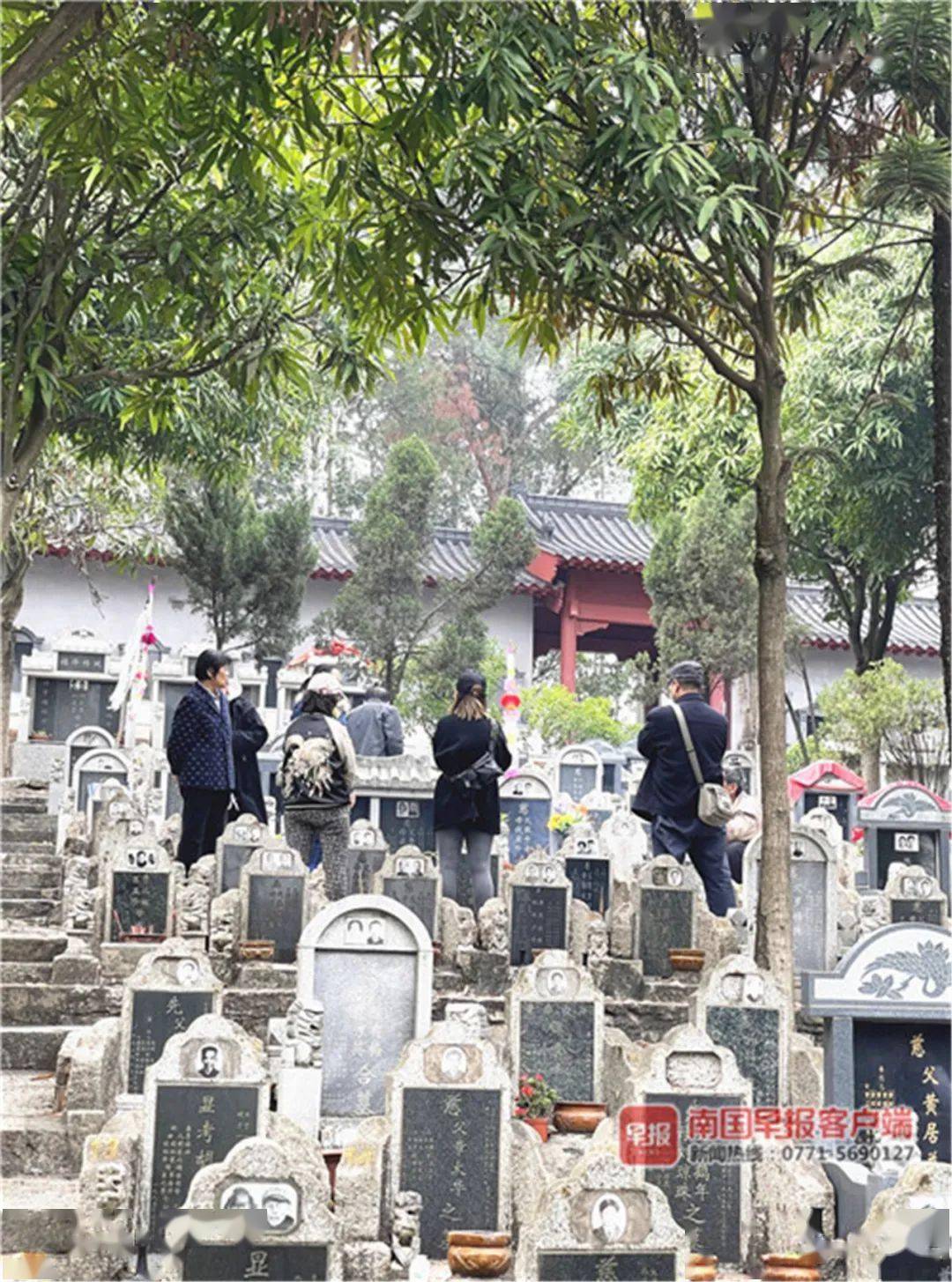 3月24日,市民来到南宁佛子岭公墓开展祭扫活动.