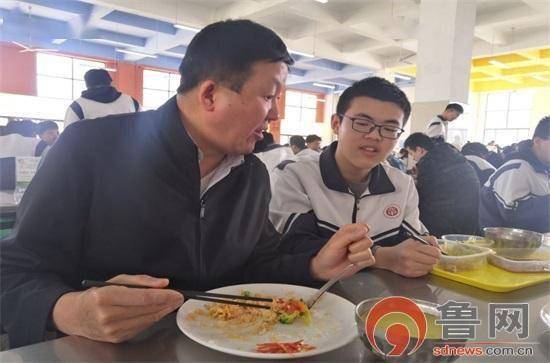 同吃一锅饭 淄博六中"校长陪餐"陪出关心和放心_食堂