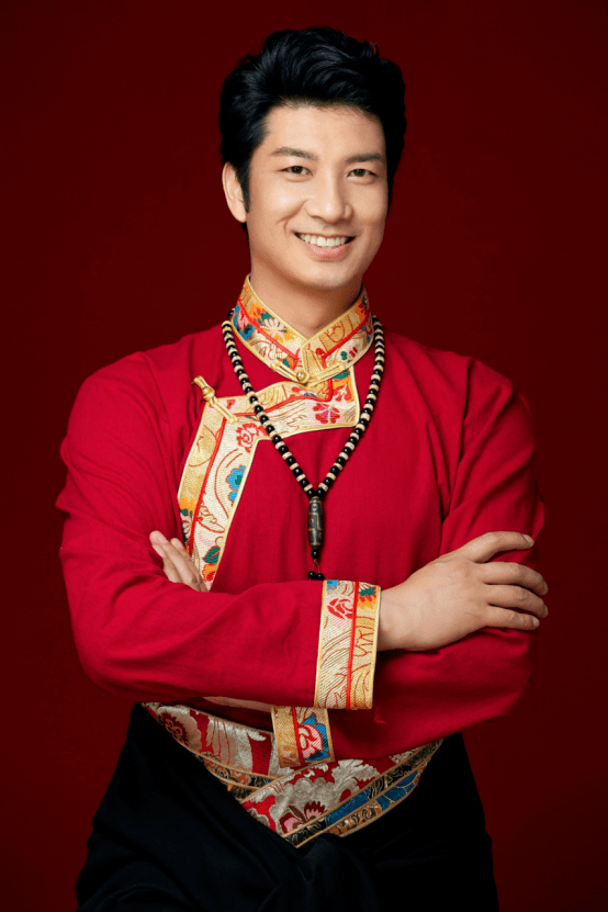 人为中央民族歌舞团歌唱团团长,藏族青年男高音歌唱家阿旺·洛桑顿珠