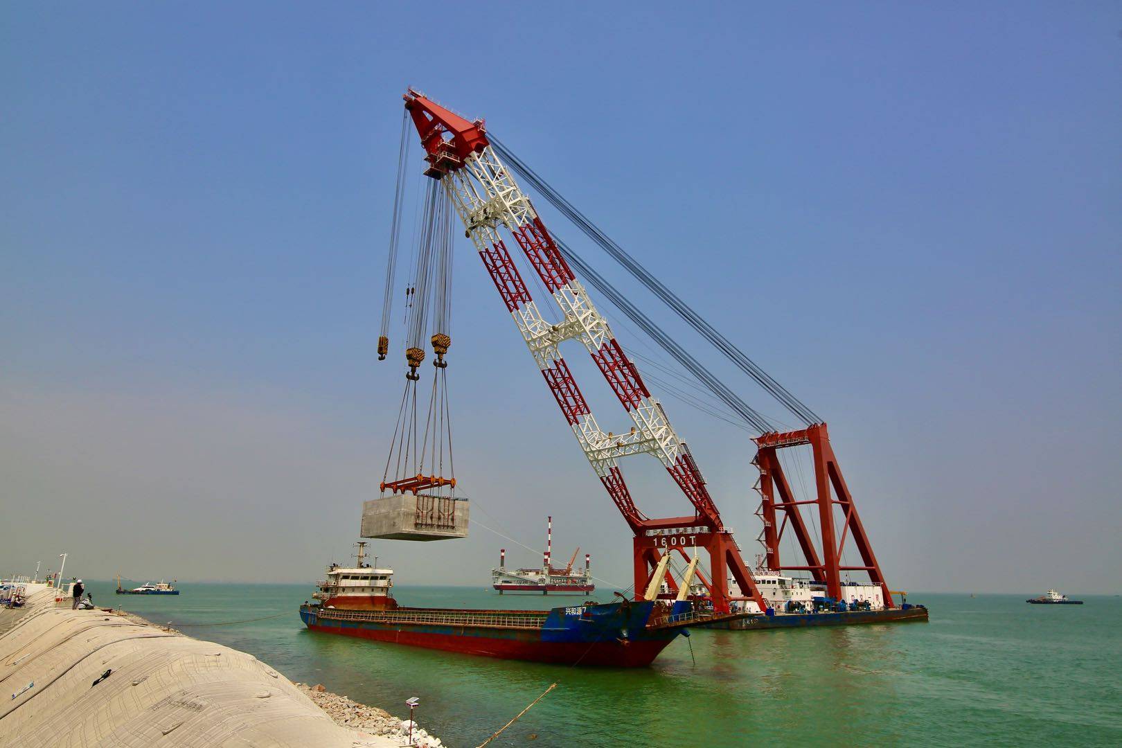 "海上鲲鹏"迎风接浪!深中通道西人工岛岛头防护减载沉箱完成安装