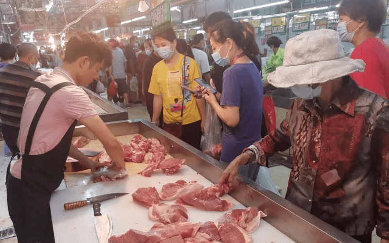 日前,该集团在三亚市荔枝沟南新农贸市场设置10个惠民热鲜猪肉临时