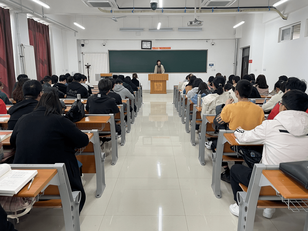 河南师范大学开展会师星期一学生工作队伍进教室活动