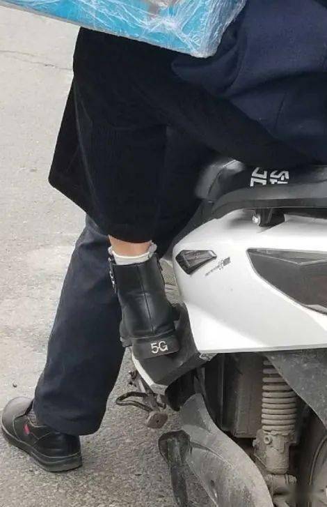 人群中,裤裆裂开是什么体验? | 搞笑穿搭