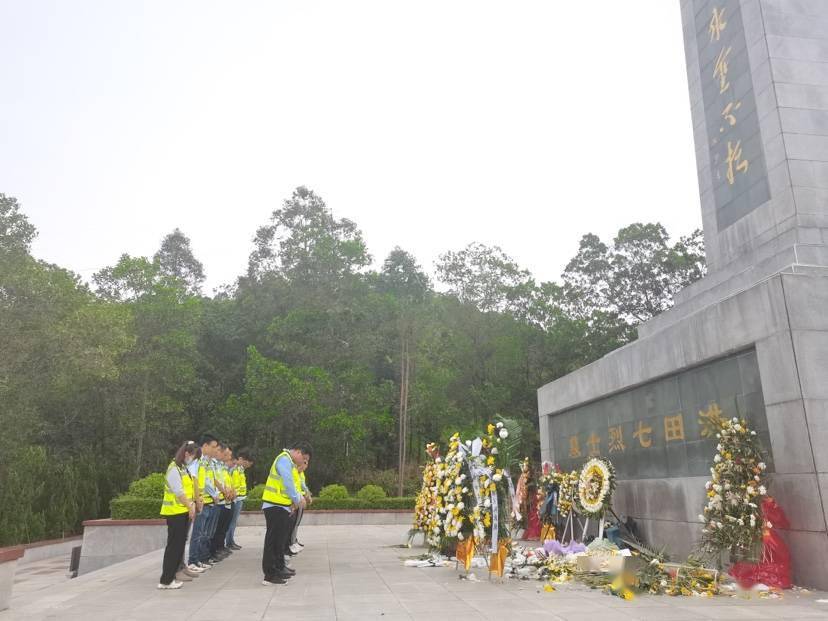 学党史红色基地祭英烈开新局忠魂碑前宣誓言