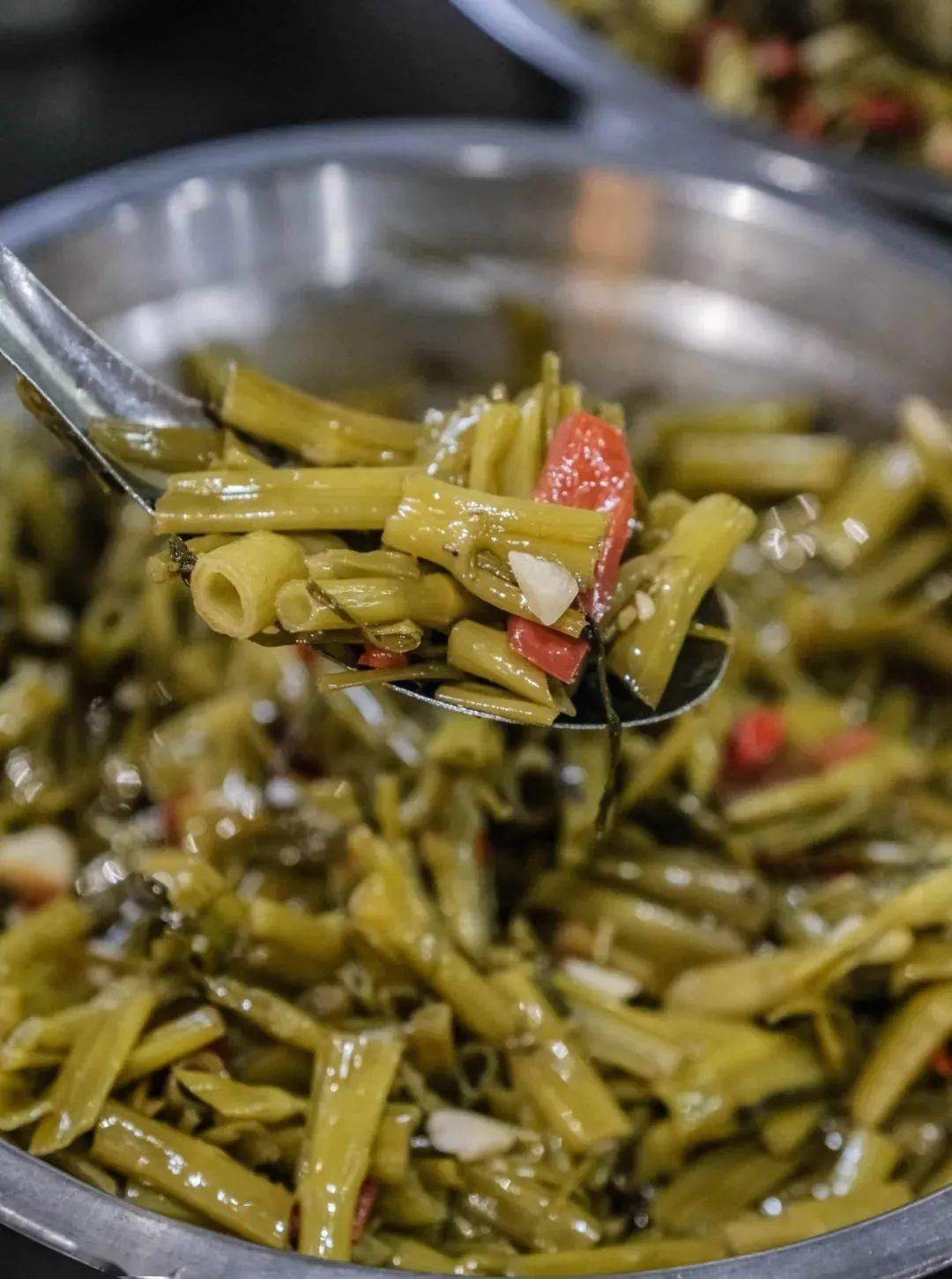 夏季配粥神器——空心菜梗,搭配辣椒和番茄炒,酸辣可口,这一碟可能要