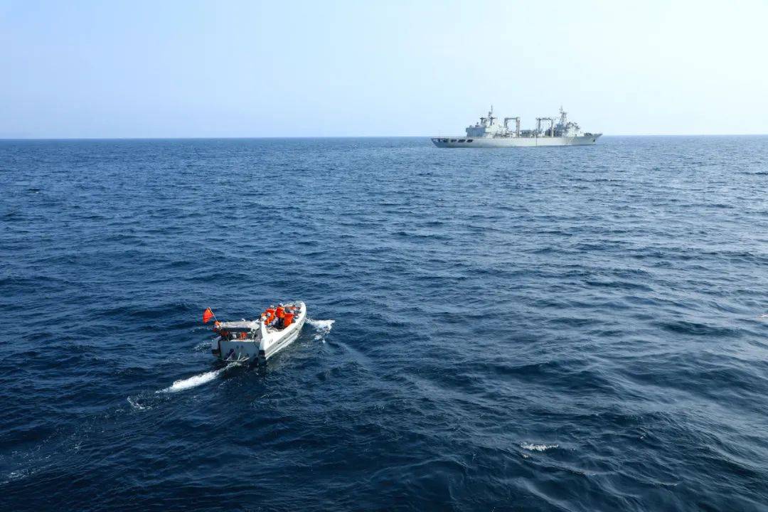 中国南海包围美航母_华裔美军微博炫耀美军舰开进南海_美航母一靠近南海中国军舰就来了