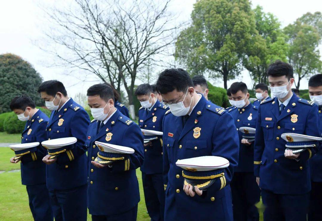 再敬一个礼向英雄陈陆致以崇高的敬意丹心昭日月热