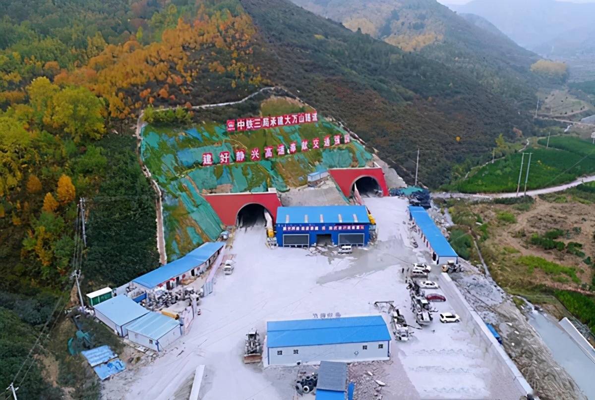 山西:静兴高速公路项目大万山隧道出口左线至2#斜井贯通