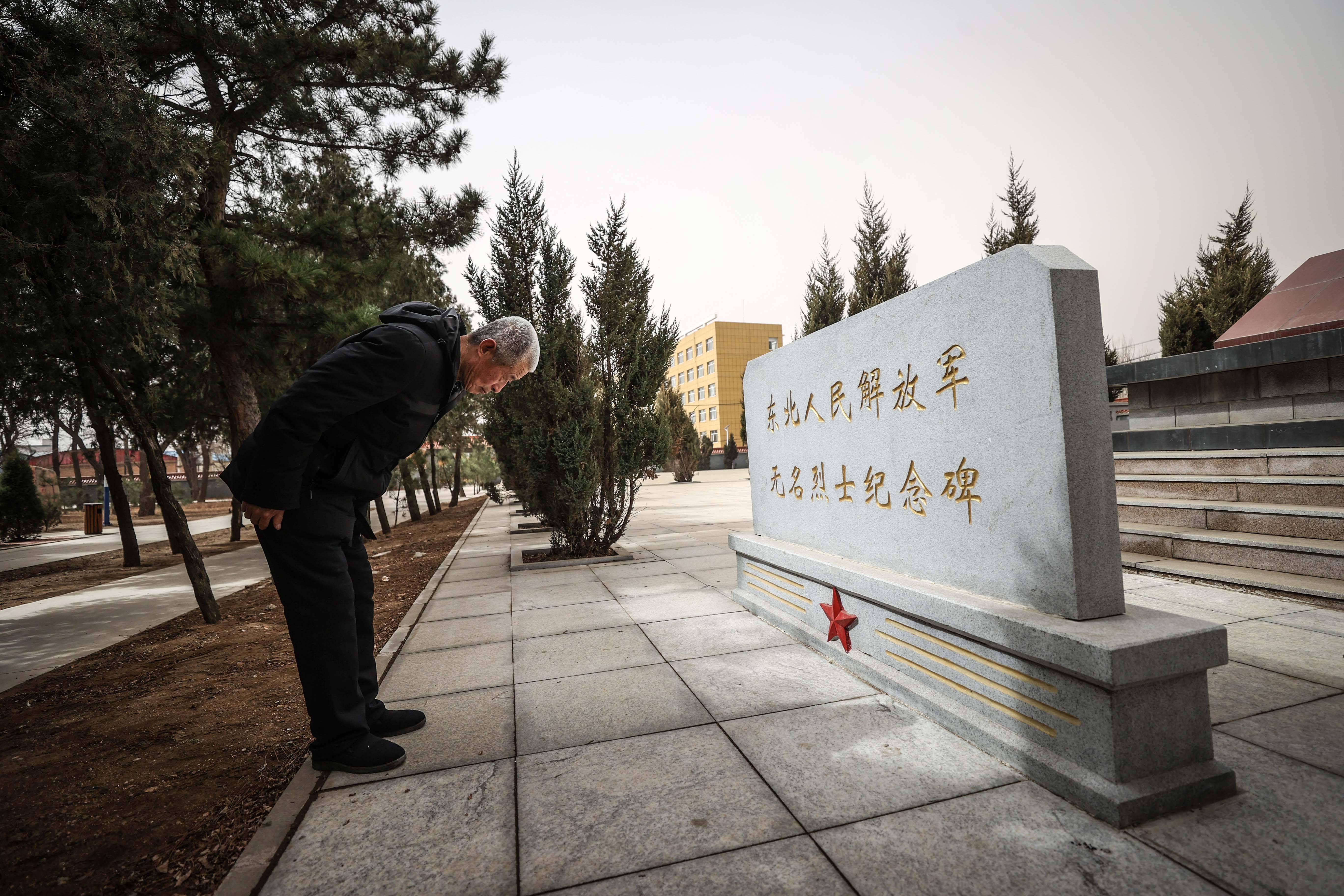 3月23日,张德东在辽宁省锦州市黑山县烈士陵园内的无名烈士纪念碑前