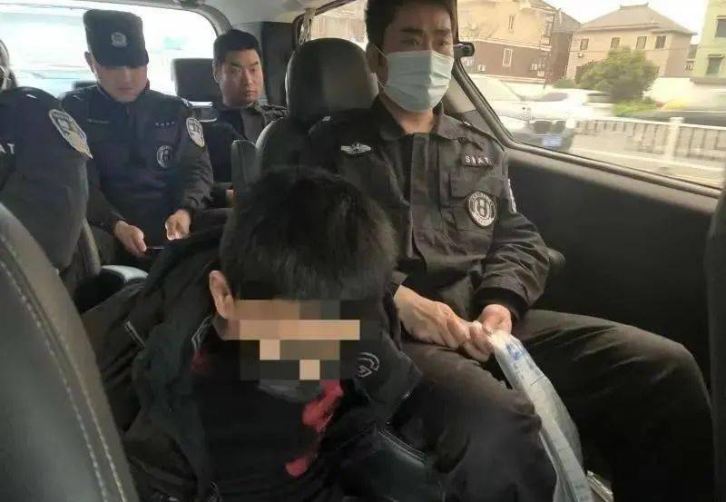 电警棍,sim卡,胶布,手套等作案工具,人皮面罩,女士胸衣假乳等易容物品