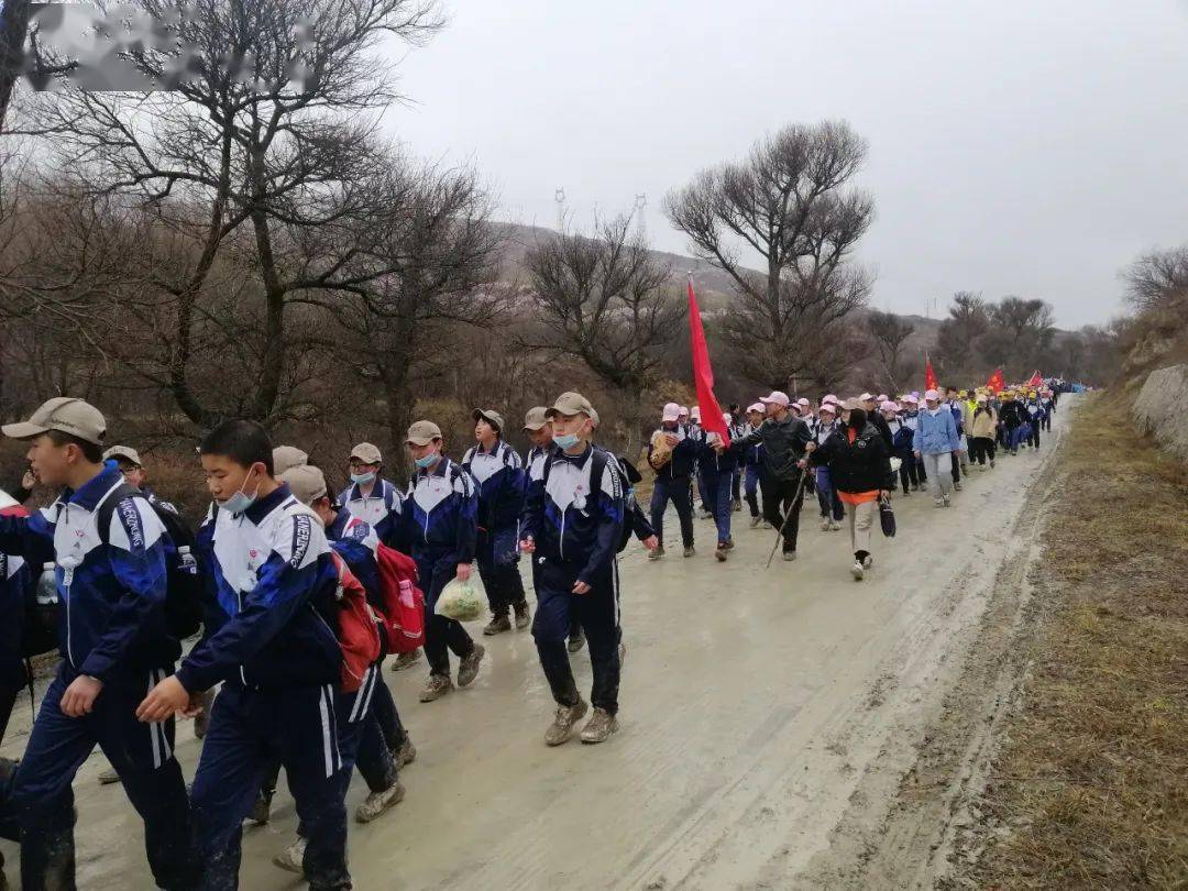 宁夏固原2000余名师生徒步任山河,祭奠英烈锻精神!