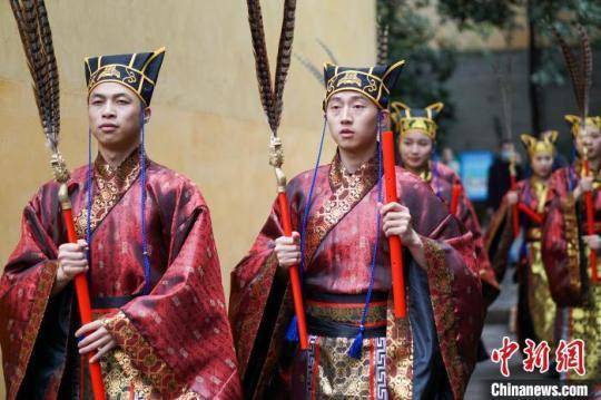 图为手执祭祀物的执礼人员.陈鑫 摄