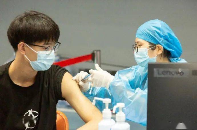 新冠疫苗保护期只有半年?打完不能洗澡?真相来了