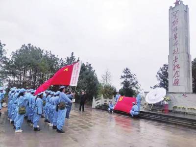 近日,苍溪县高坡镇组织村(社区)干部和入党积极分子在黄猫垭战役遗址