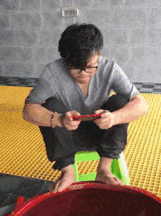 爆笑gif动图:兄弟,你这身衣服一穿上,你看旁边还有人?