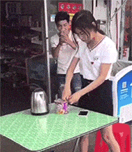 小姐姐,手上东西放下,让我来骑车遛狗,没想到我家这二哈不服输这是