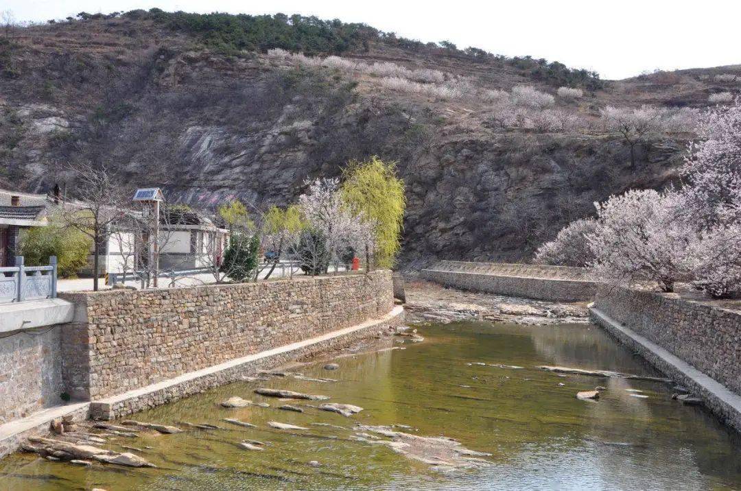 下石硼村地处乳山市西北部山区的马石山脚下,是山东省旅游扶贫重点村