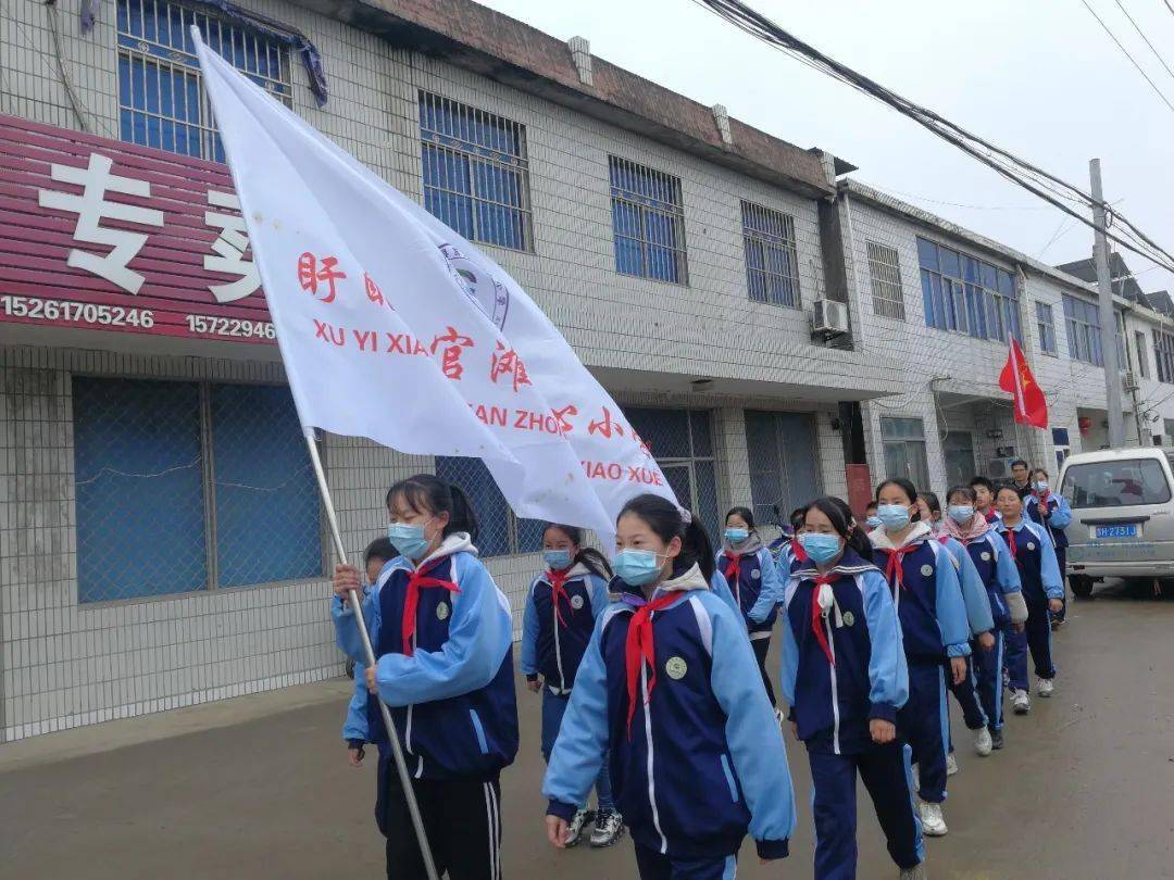 盱眙县官滩中心小学少先队员祭扫索塘革命烈士陵园