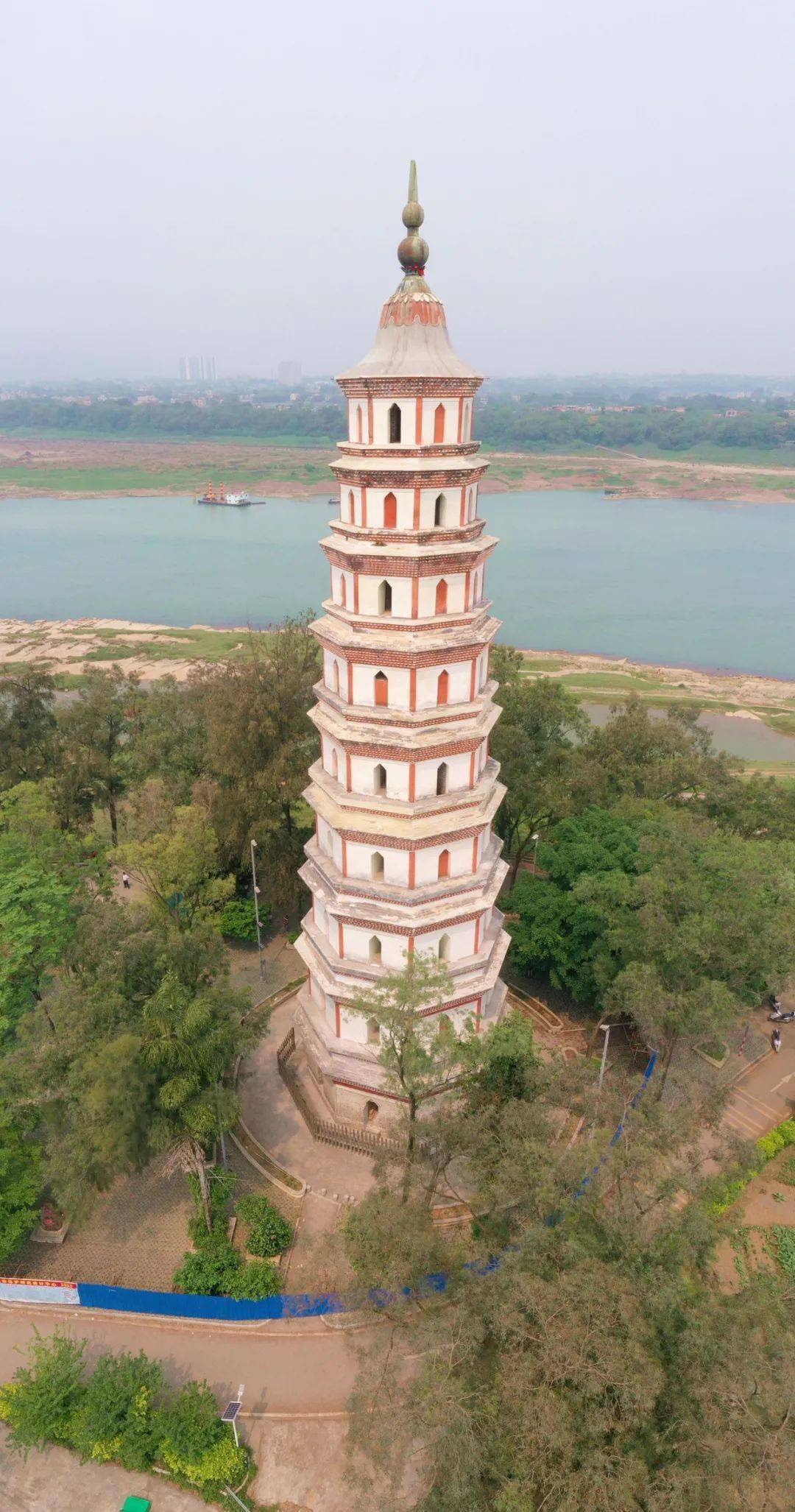 在桂平的这座广西第一高古塔已经400多岁了.而且还是桂平八景之一