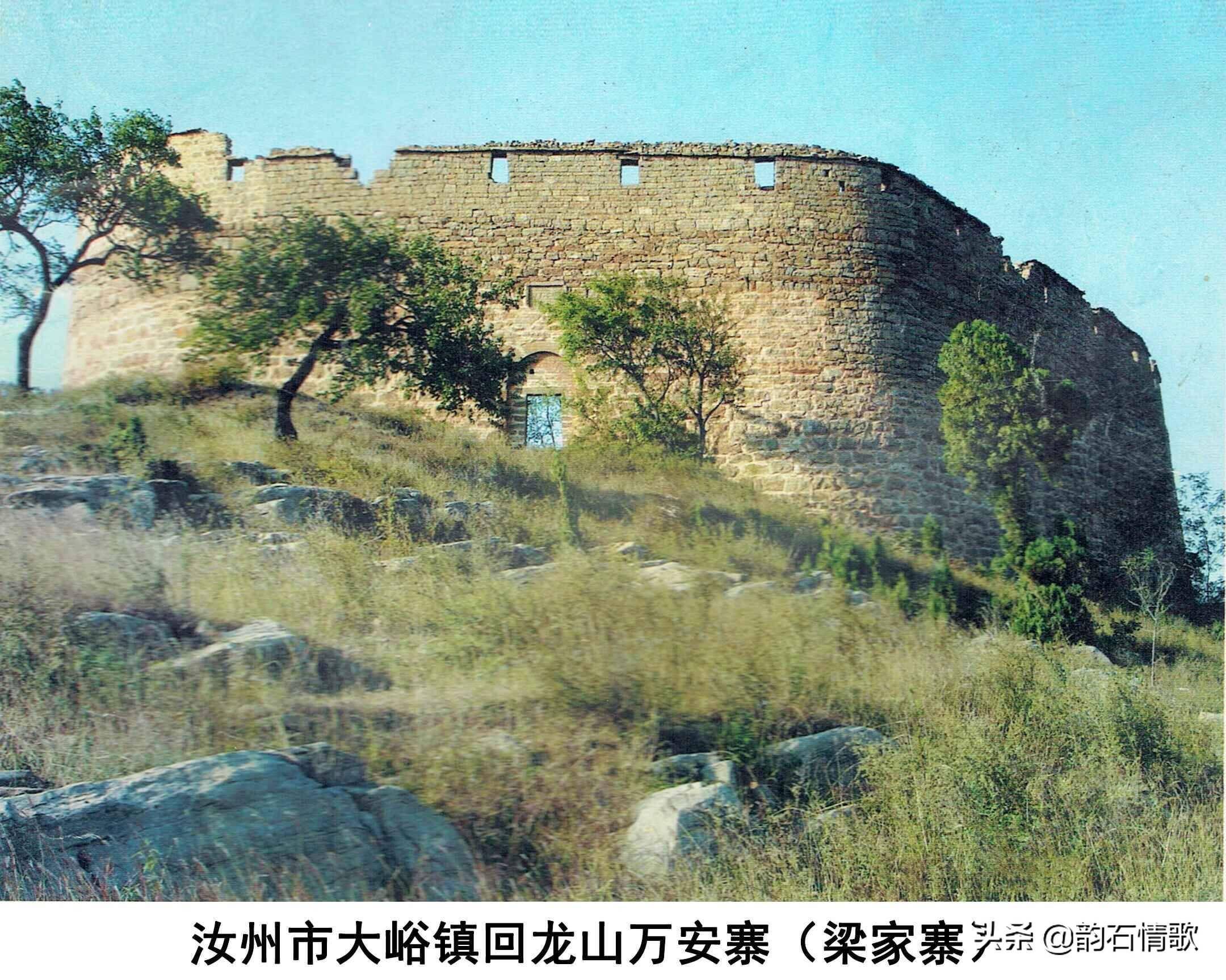 耸立于巅峰之上的神秘古堡山寨