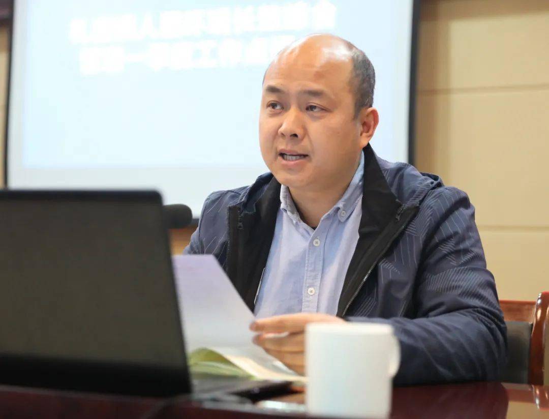 副镇长何庆伟主持会议
