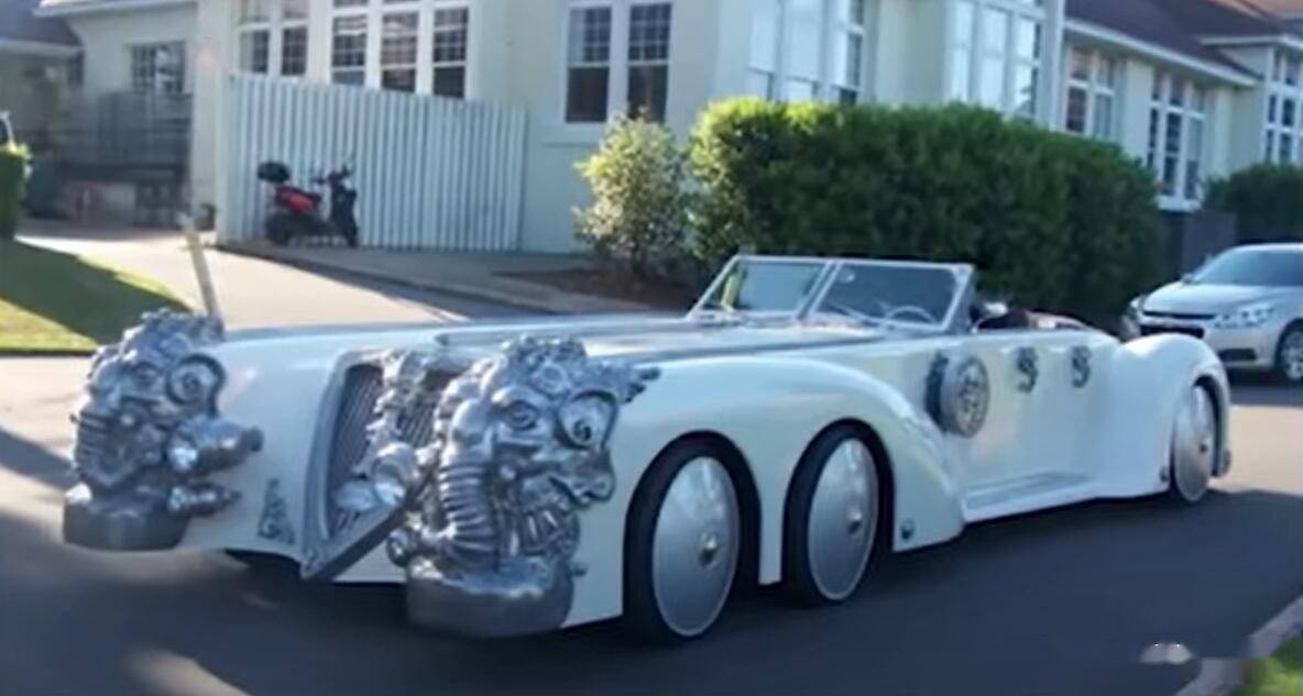 尼摩船长的车是由象牙与白银装饰的车身,极具未来感的六车轮设计让人