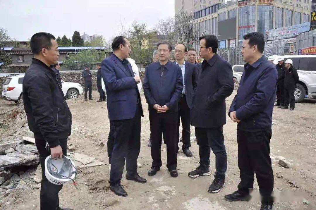 副市长李荣,市政府秘书长张庆利及成县有关人员一同调研.