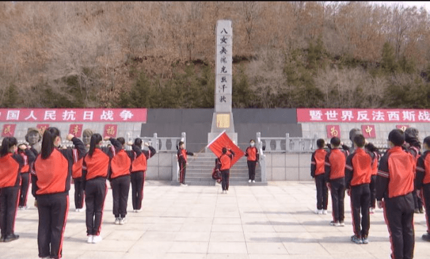 3月26日,林口县刁翎镇中心小学到"八女投江"遗址纪念馆开展了"童心向