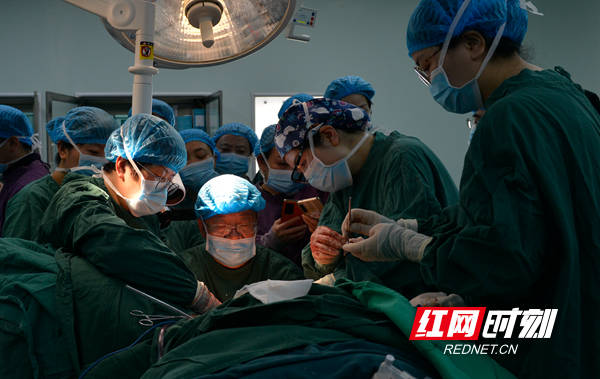 手术治疗现场,该院妇科医生在旁观摩学习.