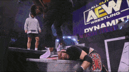 aew:拳王泰森ko重拳,y2j惨遭围殴!魔蝎发威,最后无规则赛太硬核了