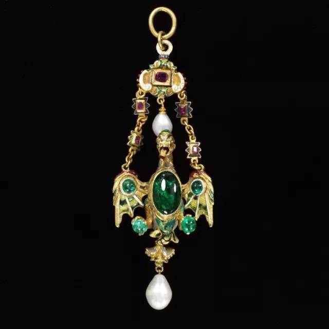 中世纪,文艺复兴时期的珠宝风格再次流行.