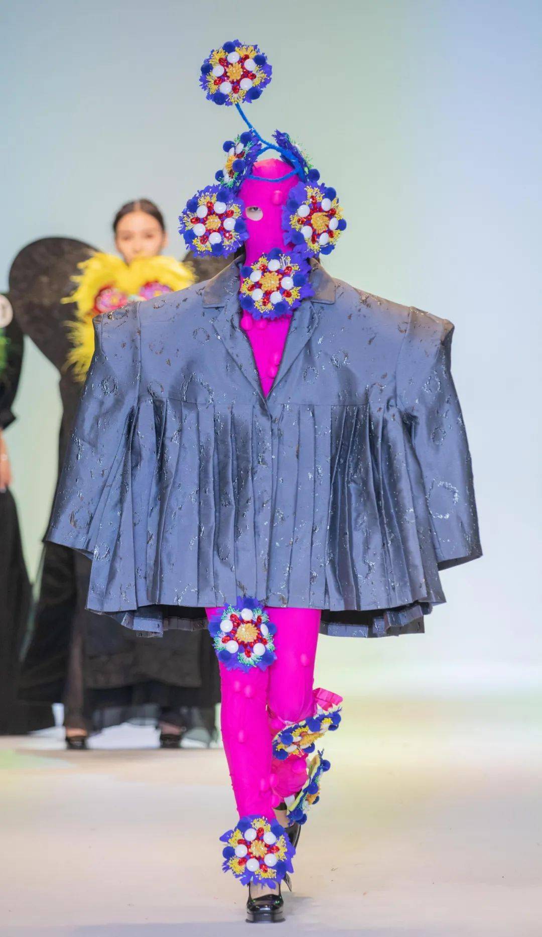 2021年是后疫情时代的复苏之年,东华大学服装与艺术设计学院服装艺术