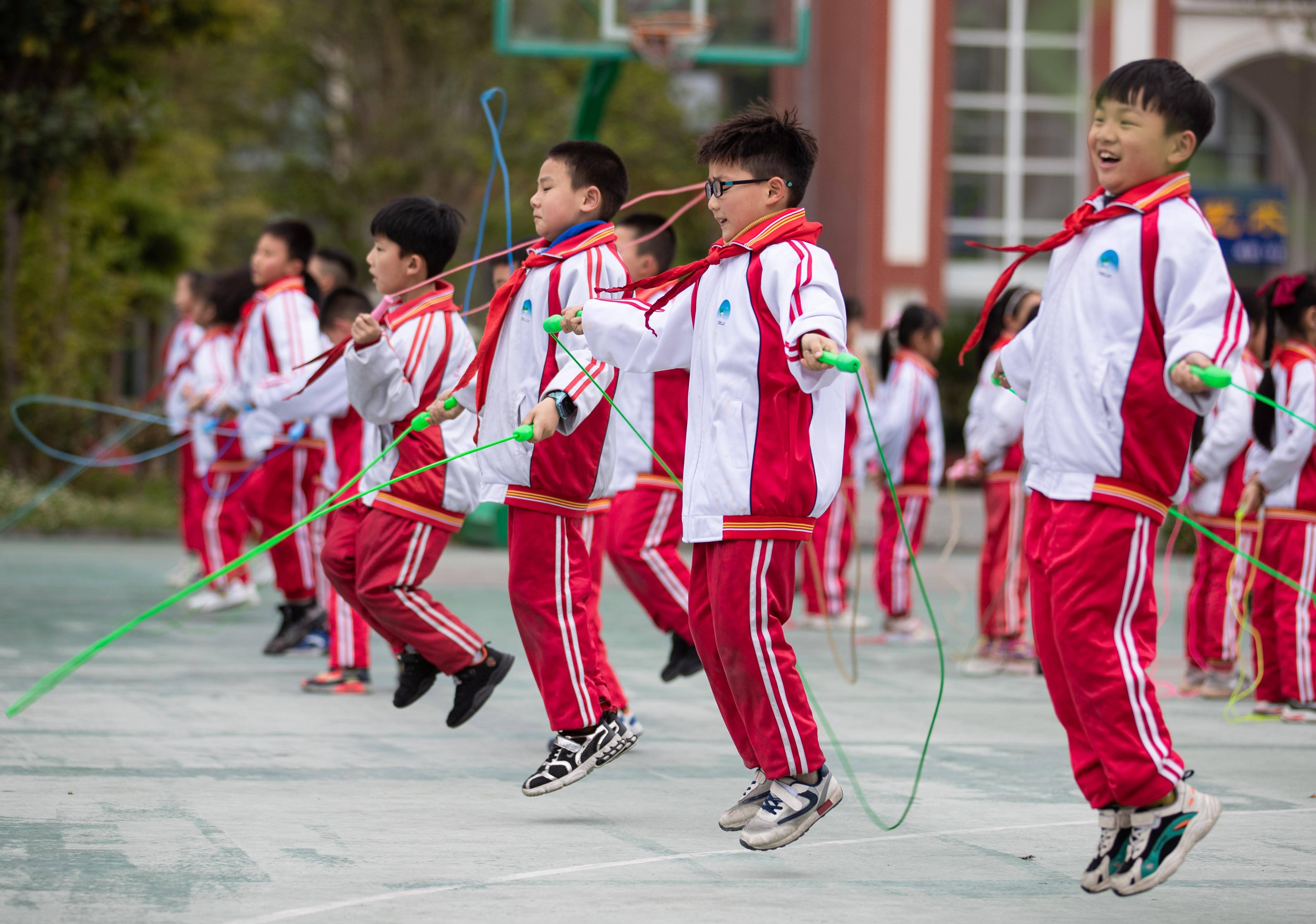 4月15日,在荥经县严道第二小学若水校区,学生在大课间体育活动中跳绳.