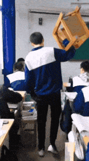 搞笑gif: 孩子穿着衣服回家
