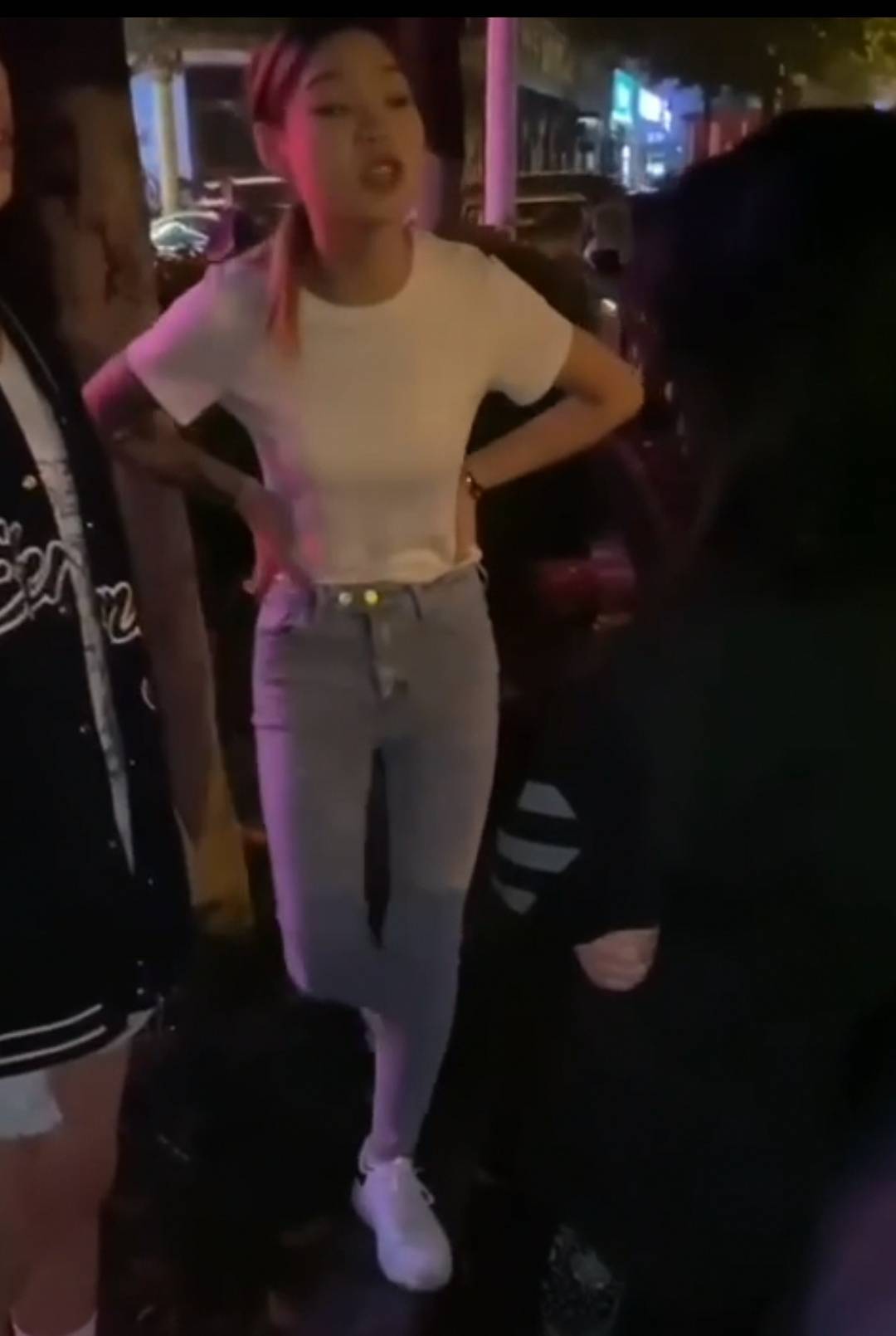 原创平江一花臂少女带领多名社会少女在街头围殴一女孩,气焰极其嚣张