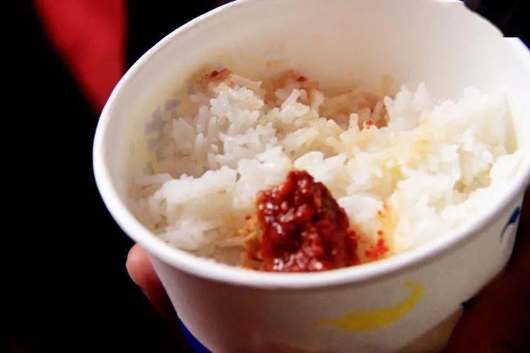 田做功夫累了,回到屋就是一碗白饭配霉豆腐人人都问大姐要了块霉豆腐