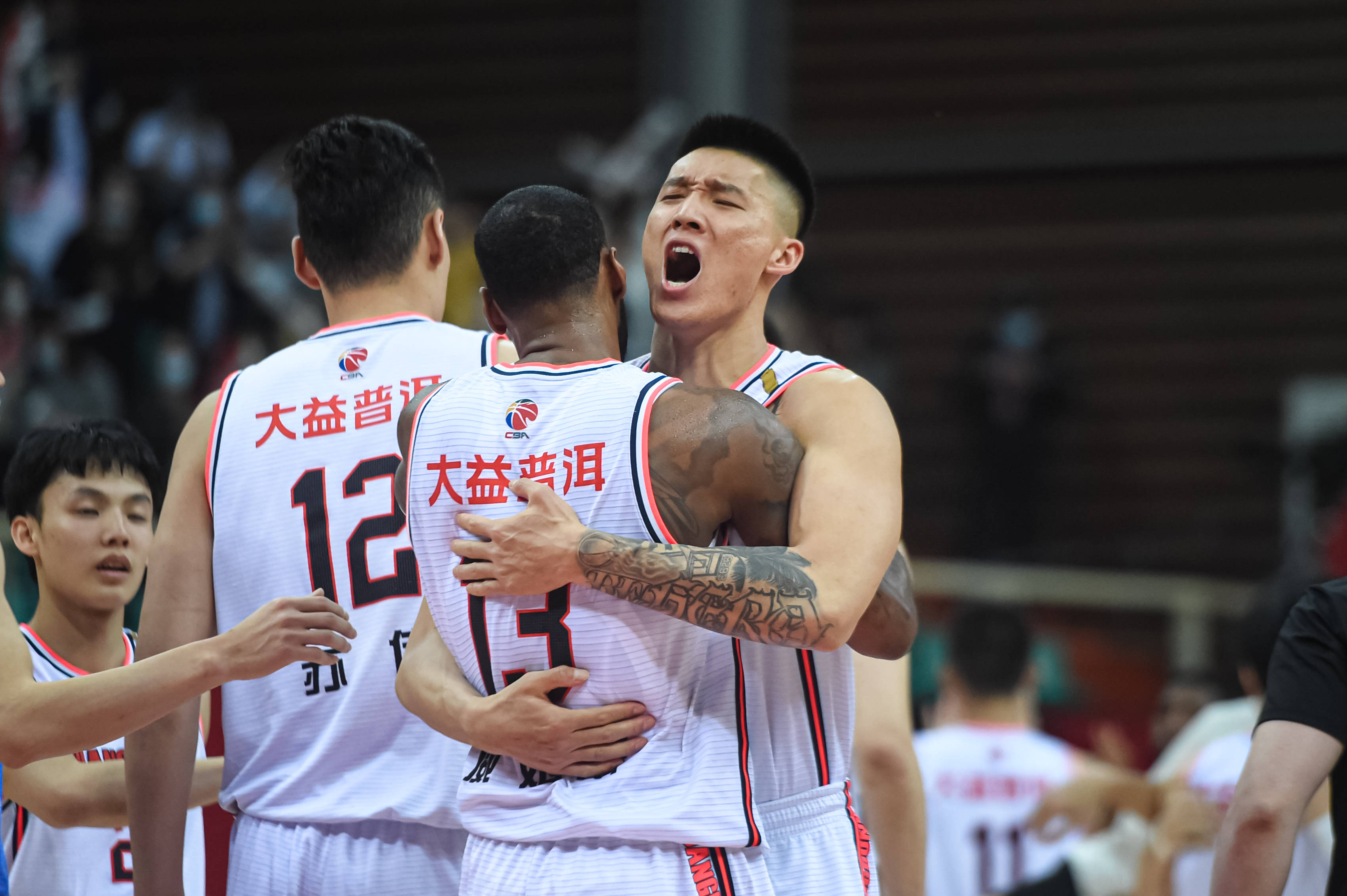 4月18日,比赛结束后,广东东莞大益队球员曾繁日(右一)与威姆斯(右二)