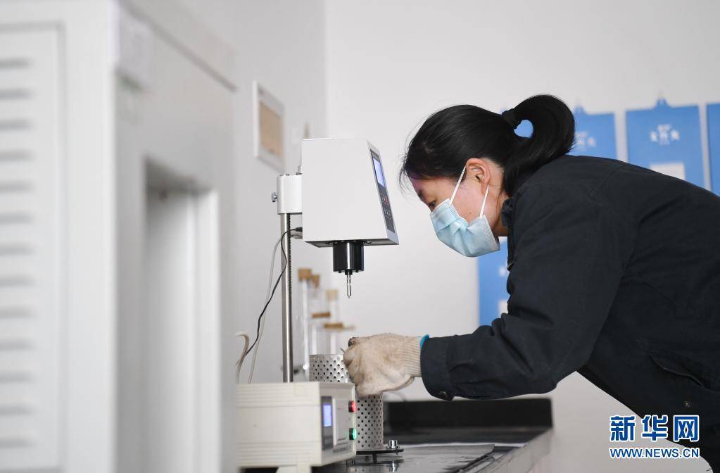 4月16日,中建路桥集团科技发展有限公司检测人员在原材料试验室工作.