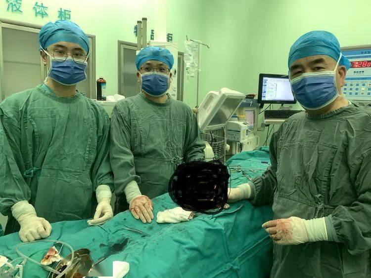 王瑞教授和郑涛教授完成阴茎假体植入手术(进口假体)