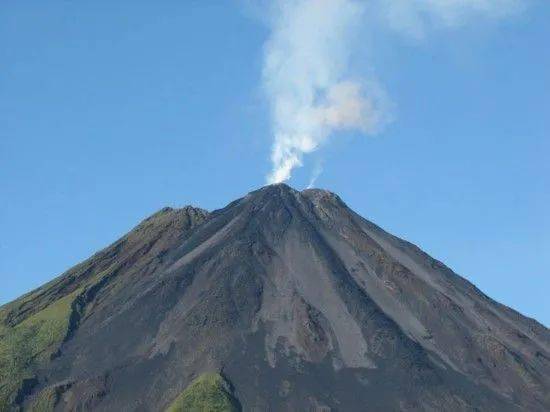 迷人的危险世界十大高颜值火山有的还会喷出蓝色火焰