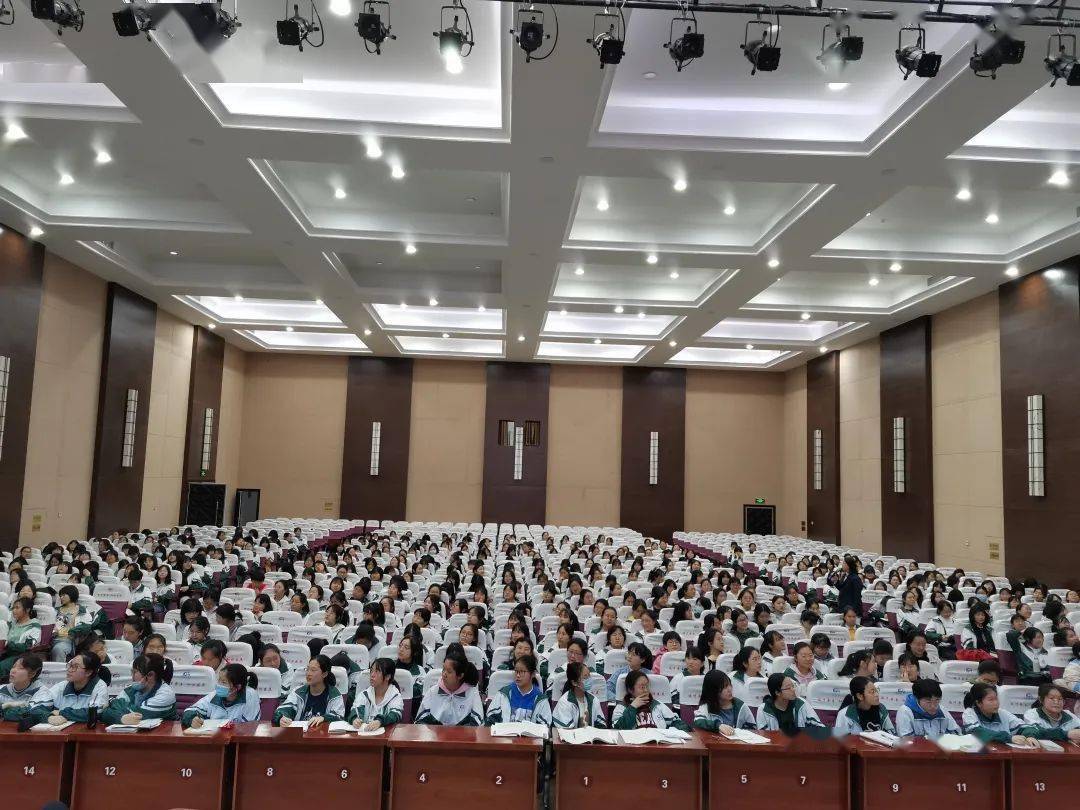 南部中学召开女生教育专题会议