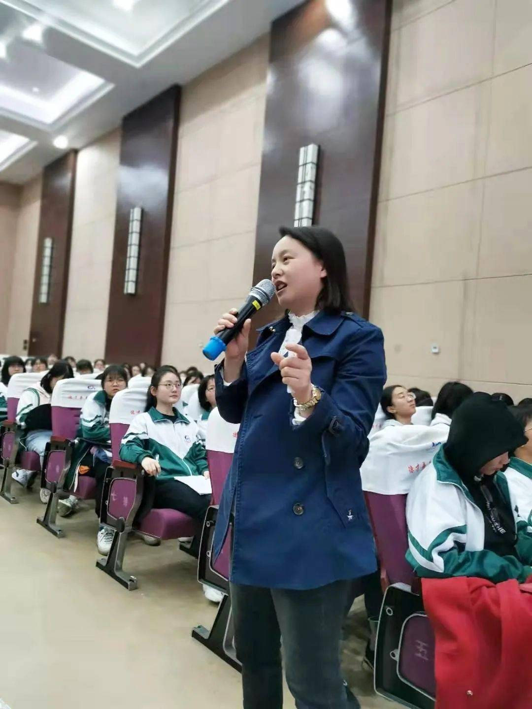 南部中学召开女生教育专题会议