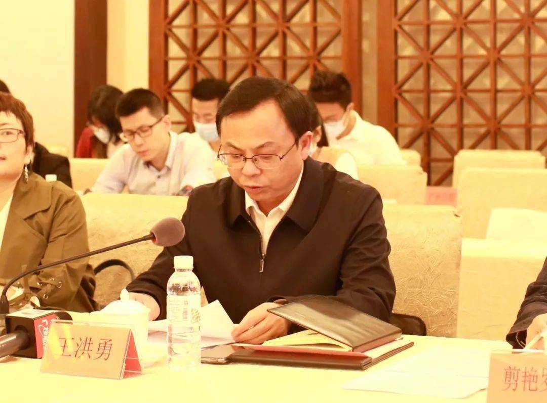 王洪勇说到,安顺是贵州历史文化名城,是"中国优秀旅游城市"中国十大