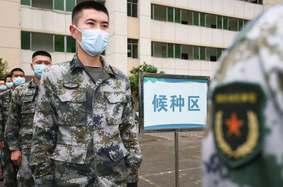 贵阳:移动疫苗接种车"上门服务"部队官兵_贵州省军区