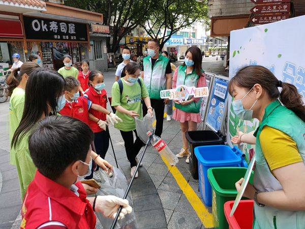 小记者化身小环卫工学习垃圾分类知识_活动