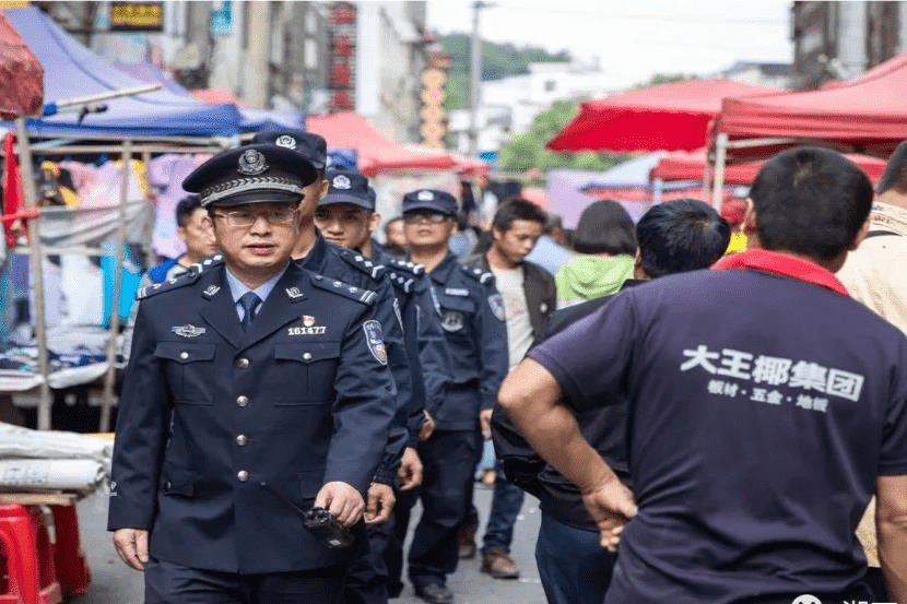 先进典型玛汝警察丁大军只要苗乡群众需要我愿意一直扎根在腊尔山