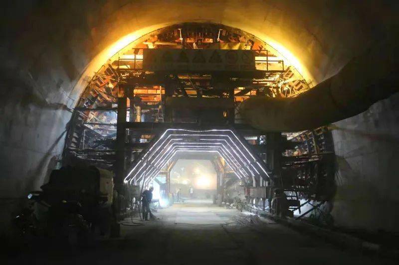 德昌隧道在施工中常遇到软岩变形,专家形容该项目建设为"在豆腐里面打