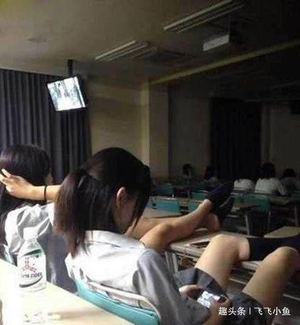 搞笑GIF:为什么唯有我独自在喝酒?