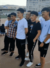 搞笑GIF:为什么唯有我独自在喝酒?