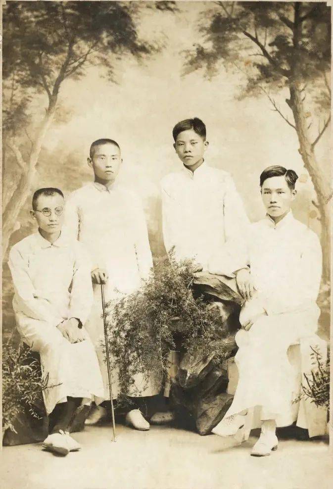 1923年,王氏三兄弟与王有德在北京合影